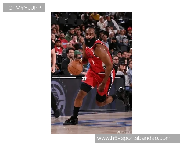 哈登半场表现低迷15投仅5中得14分三分球6投1中效率堪忧